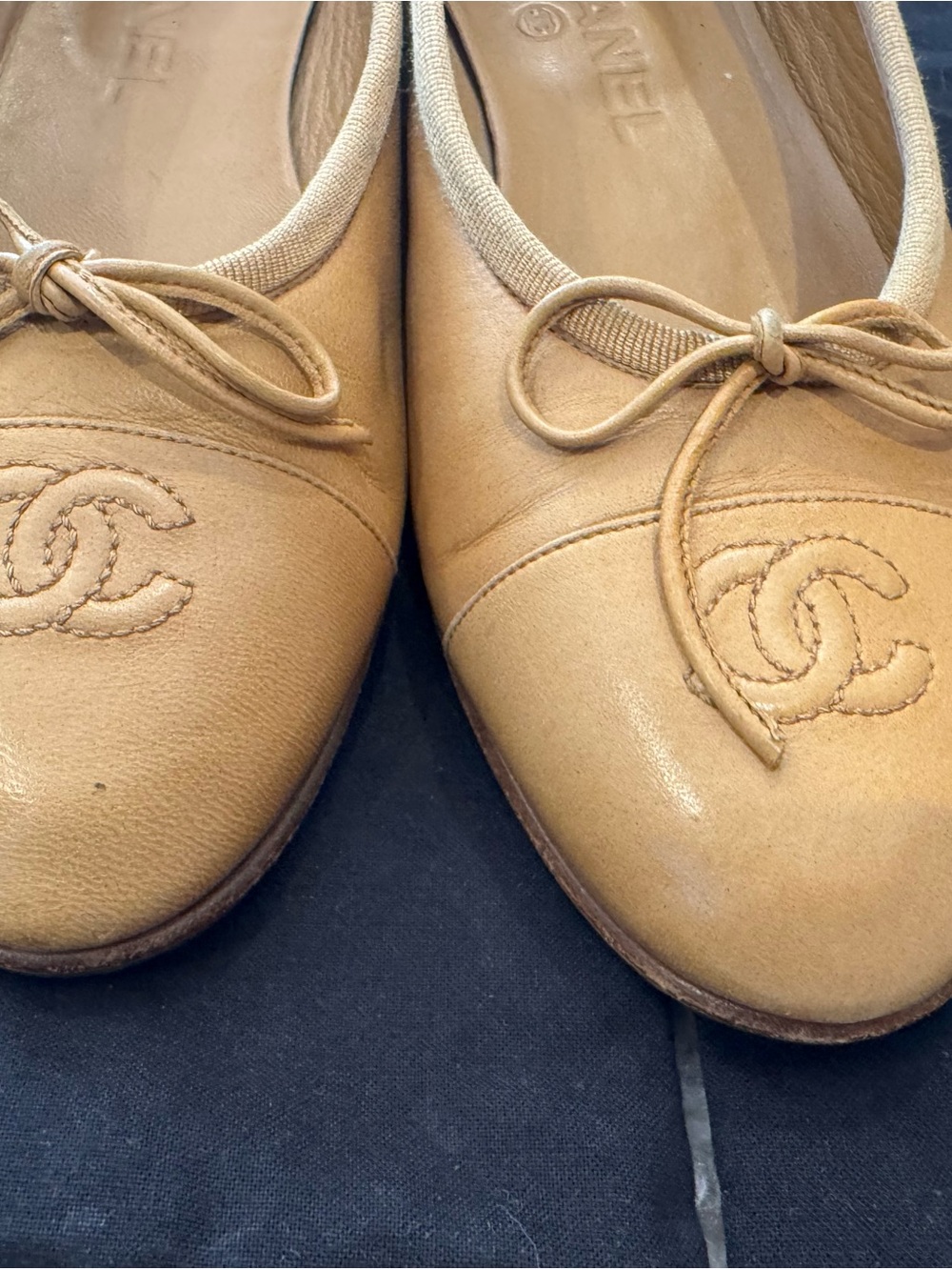 CHANEL Tan Leather Ballet Flats with CC Logo and Bow - Picture 3 of 14